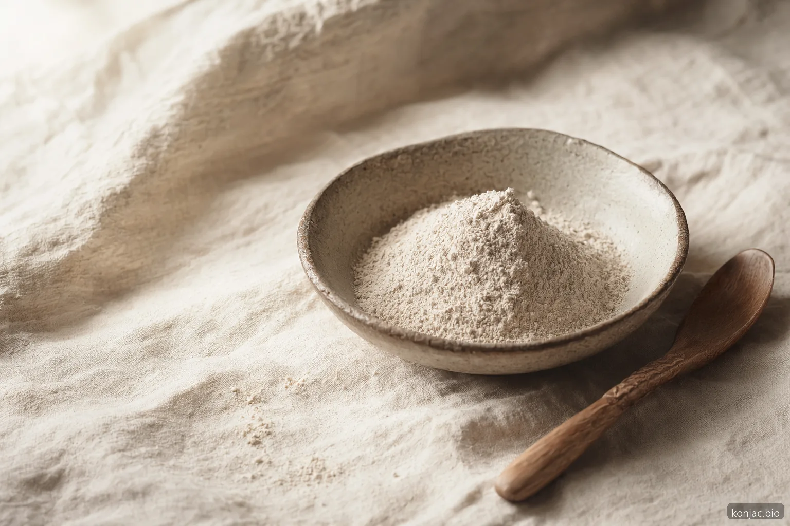 Konjac flour and konjac glucomannan powder side by side